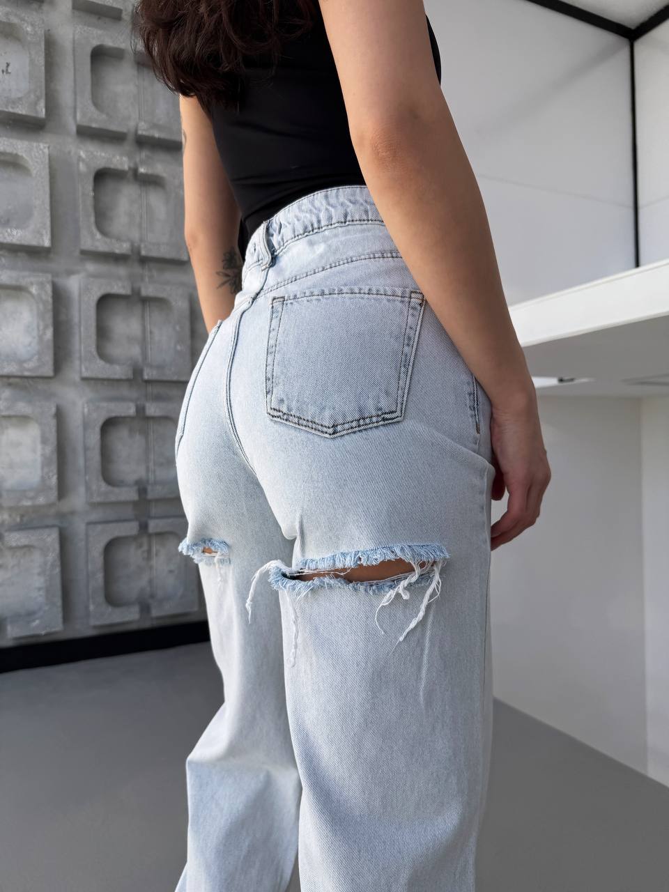 Jeans with slits at the back