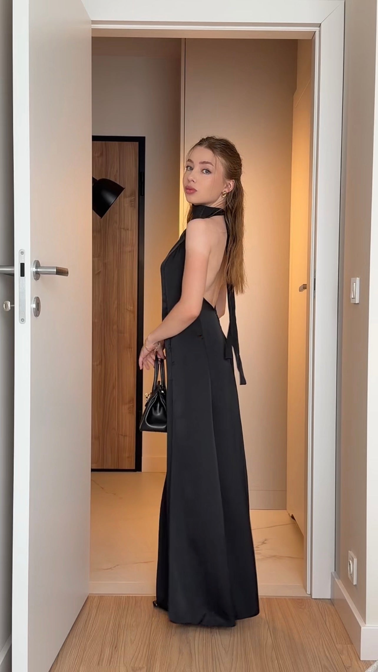 Long dress with an open back made of double silk