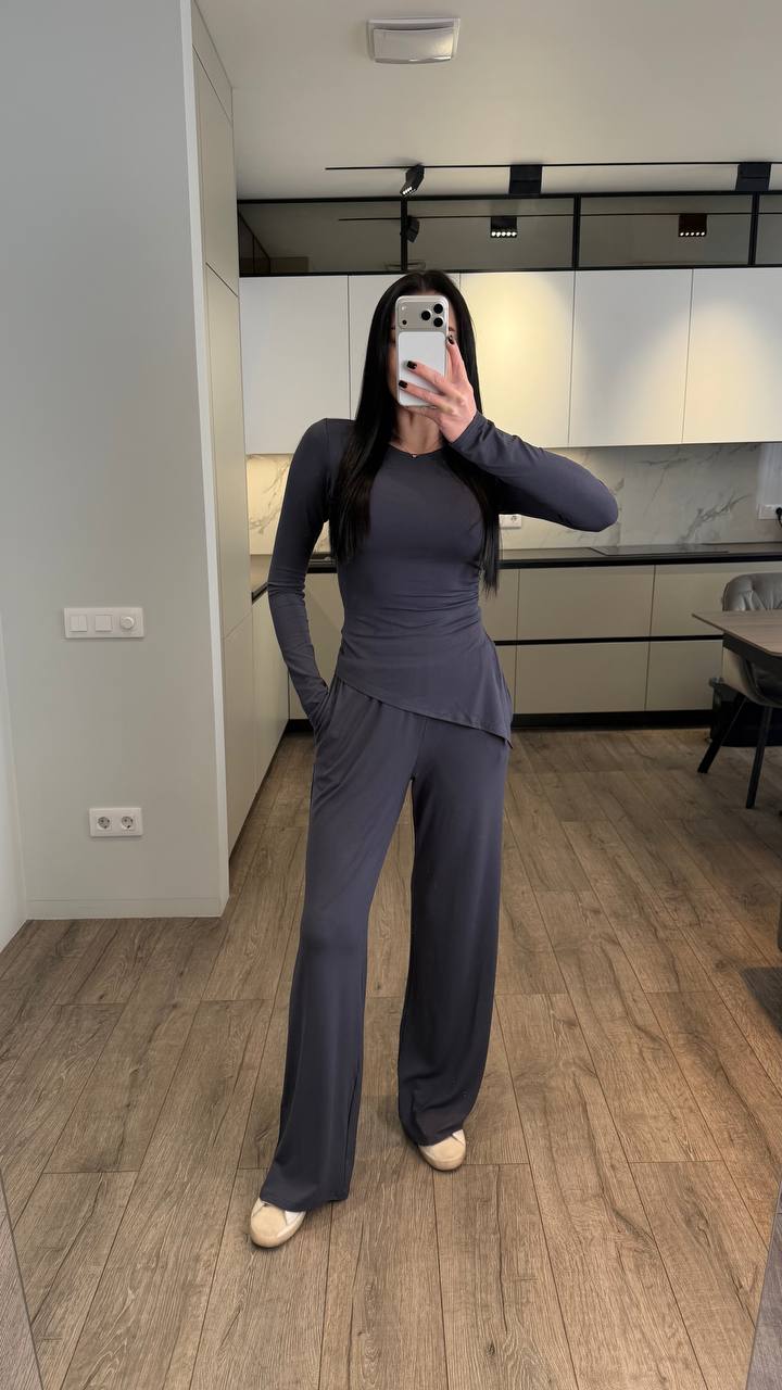 Two-piece suit (trousers + asymmetrical long sleeve)