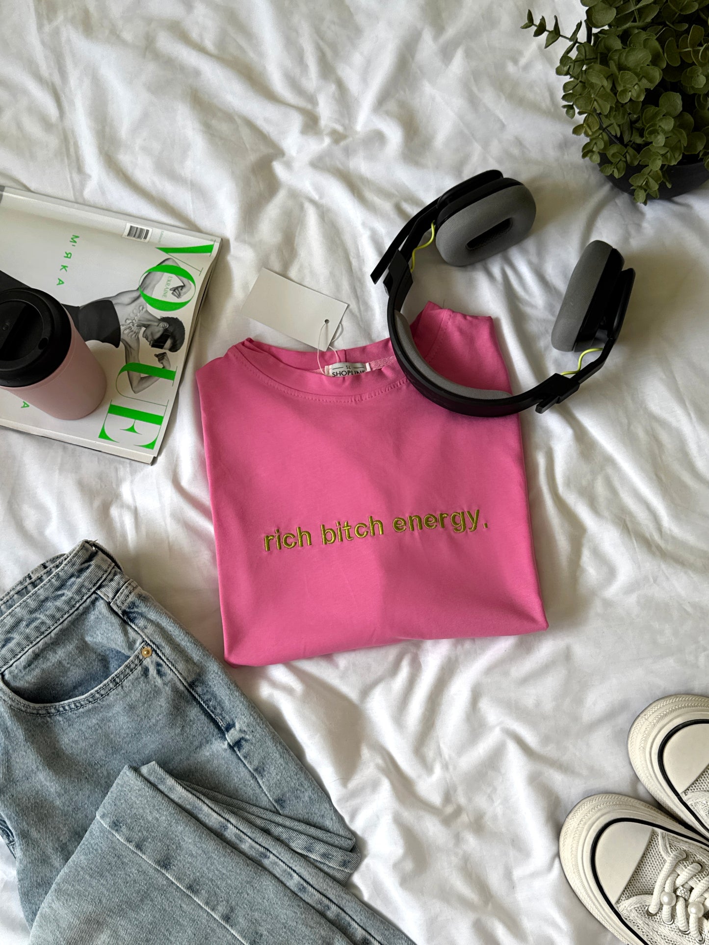 Loose-fitting T-shirt "rich bitch energy"