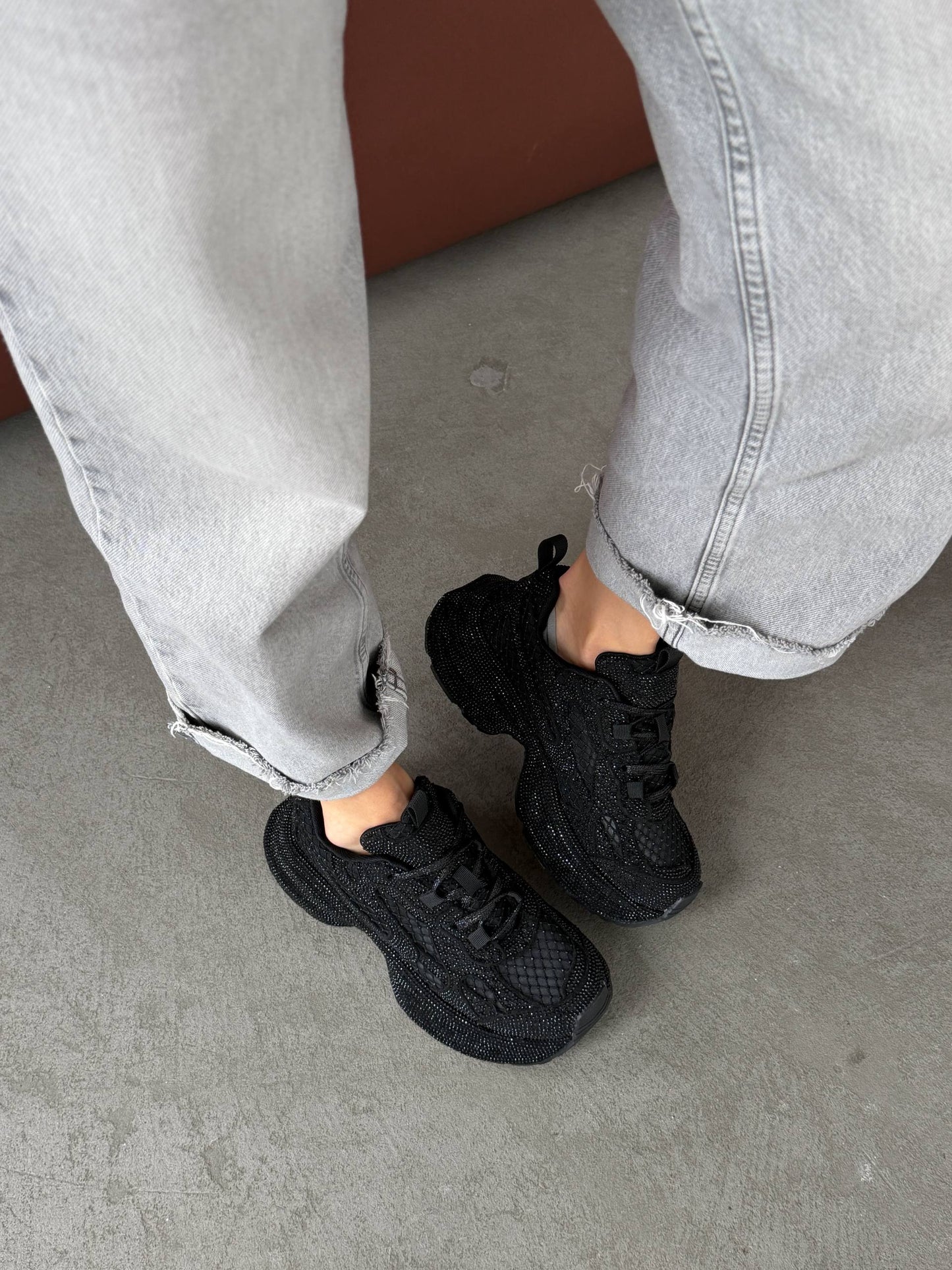 Sneakersy z kamyczkami na modnej podeszwie