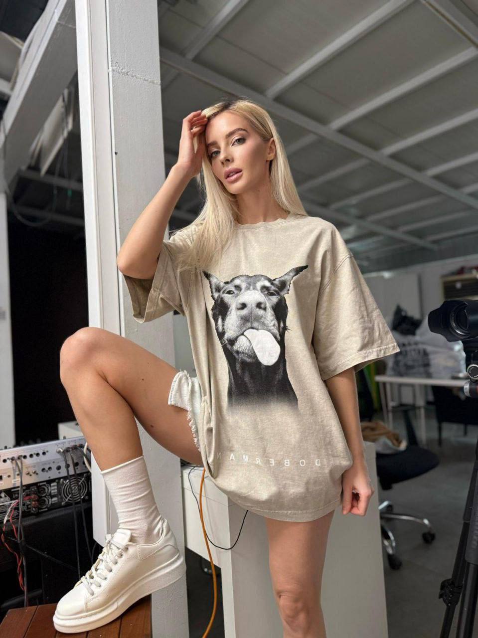 Oversized T-shirt with "Doberman" print, beige