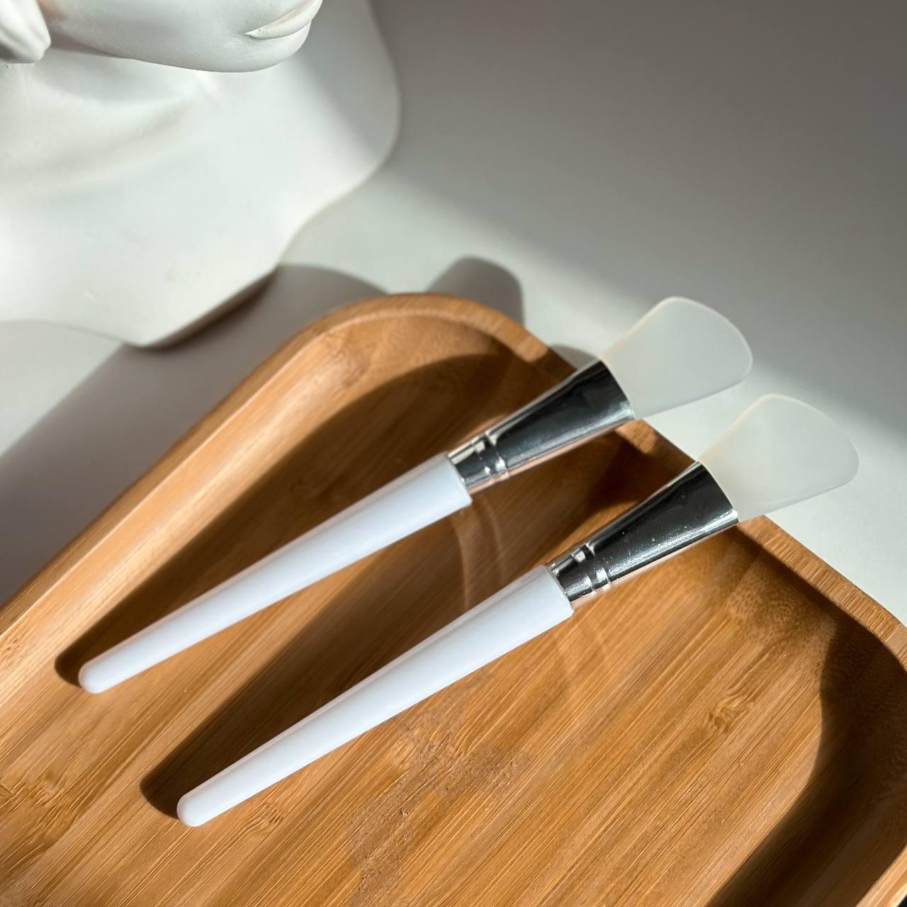 Silicone brush (spatula) for applying masks
