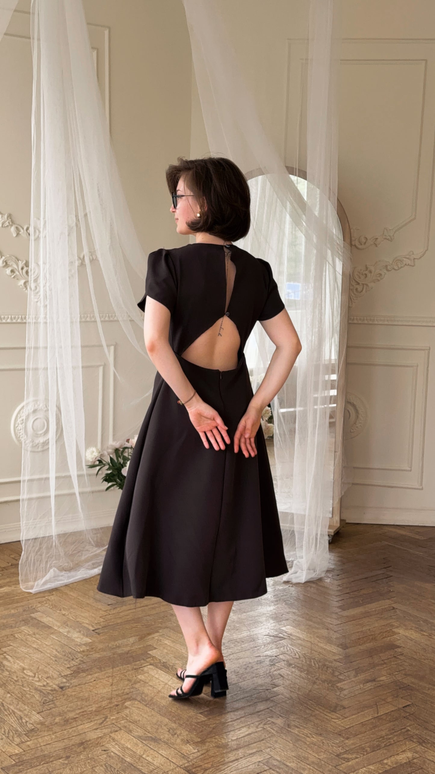 Dress with an open back and a leg slit