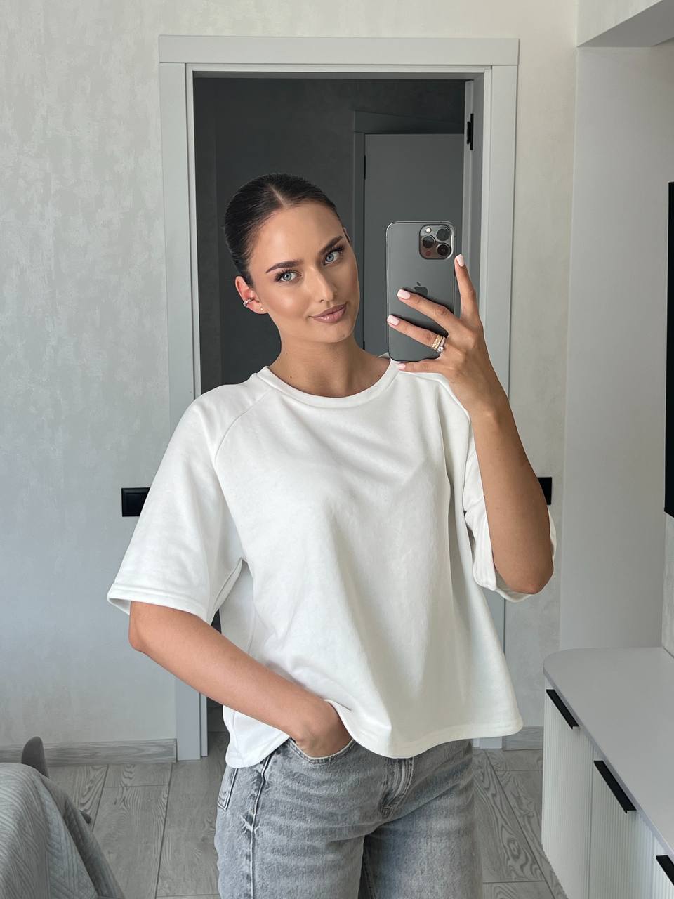 Базова біла футболка