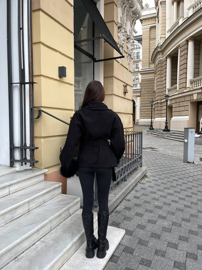Пальто з хутряними манжетами