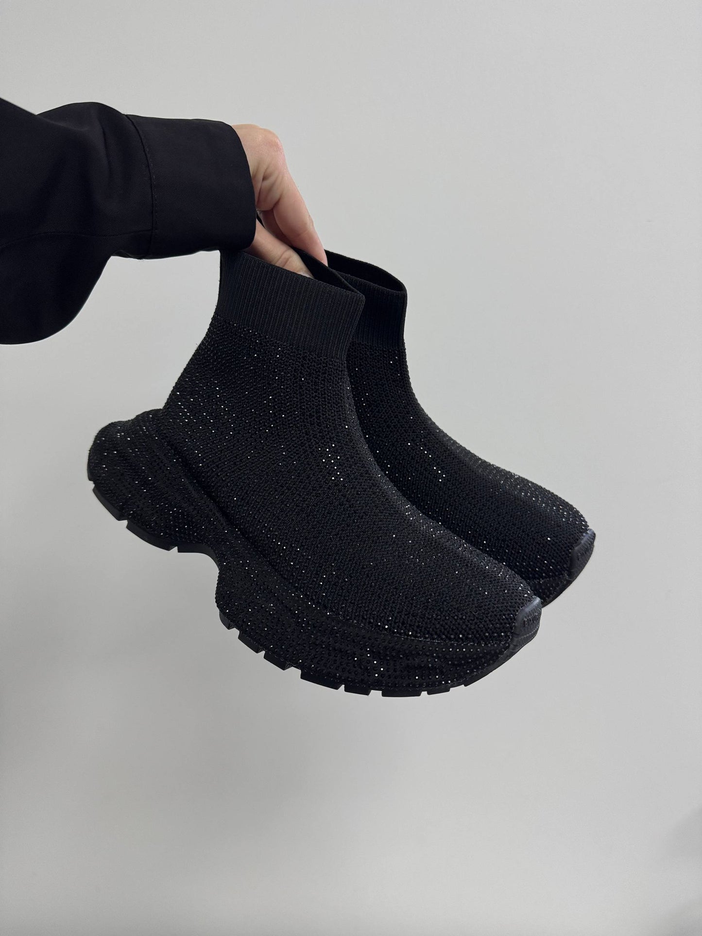Mid-season sneakers, black