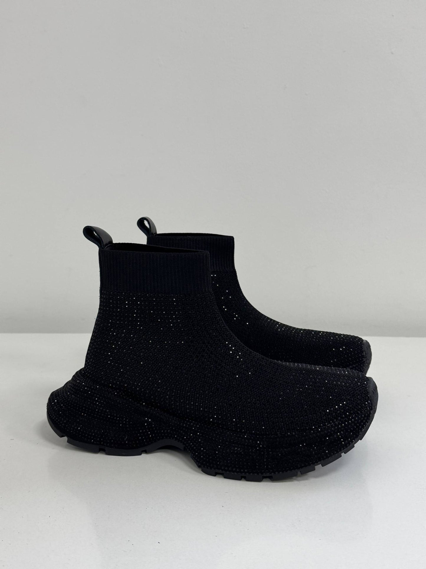 Mid-season sneakers, black