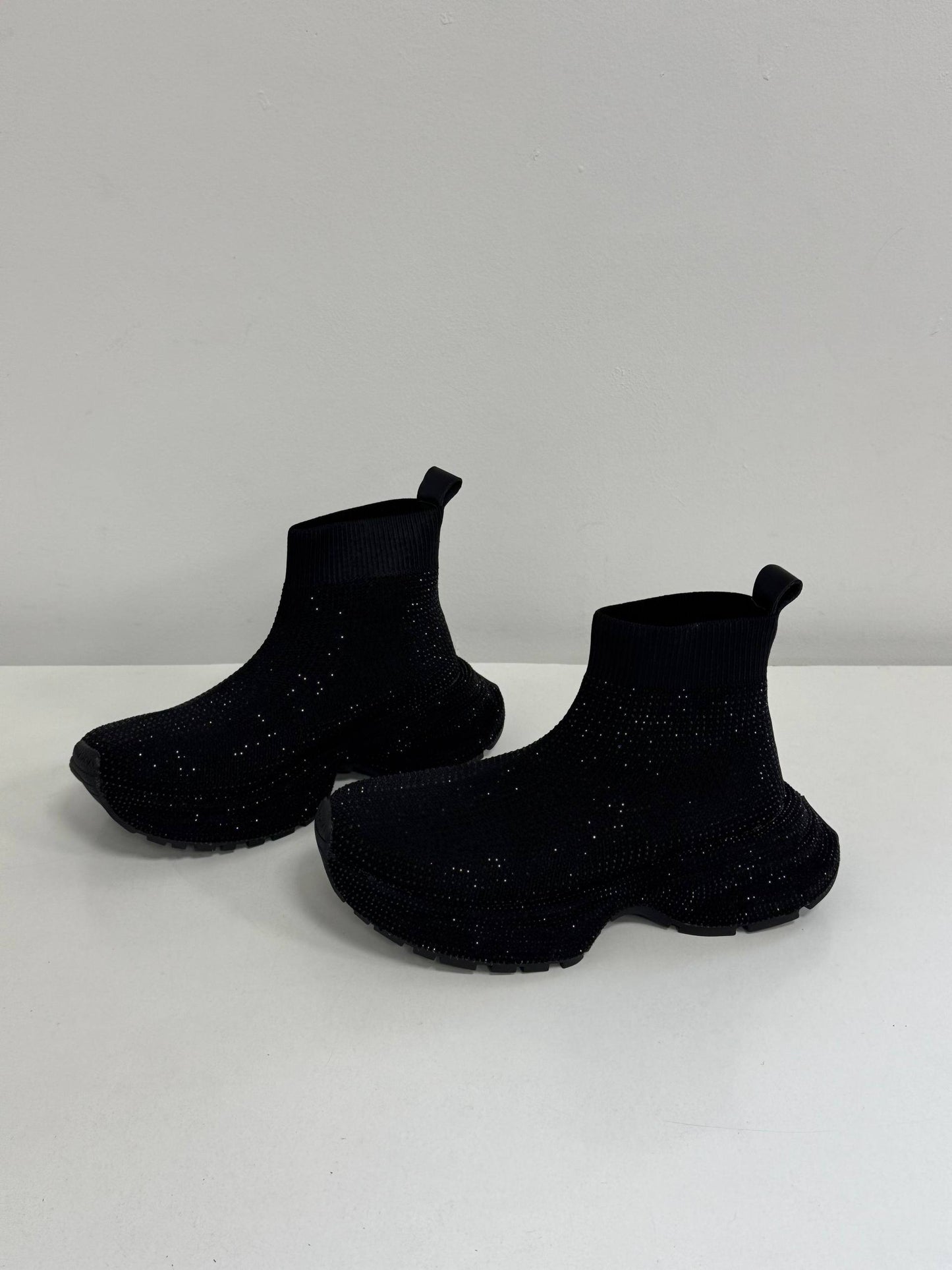 Mid-season sneakers, black