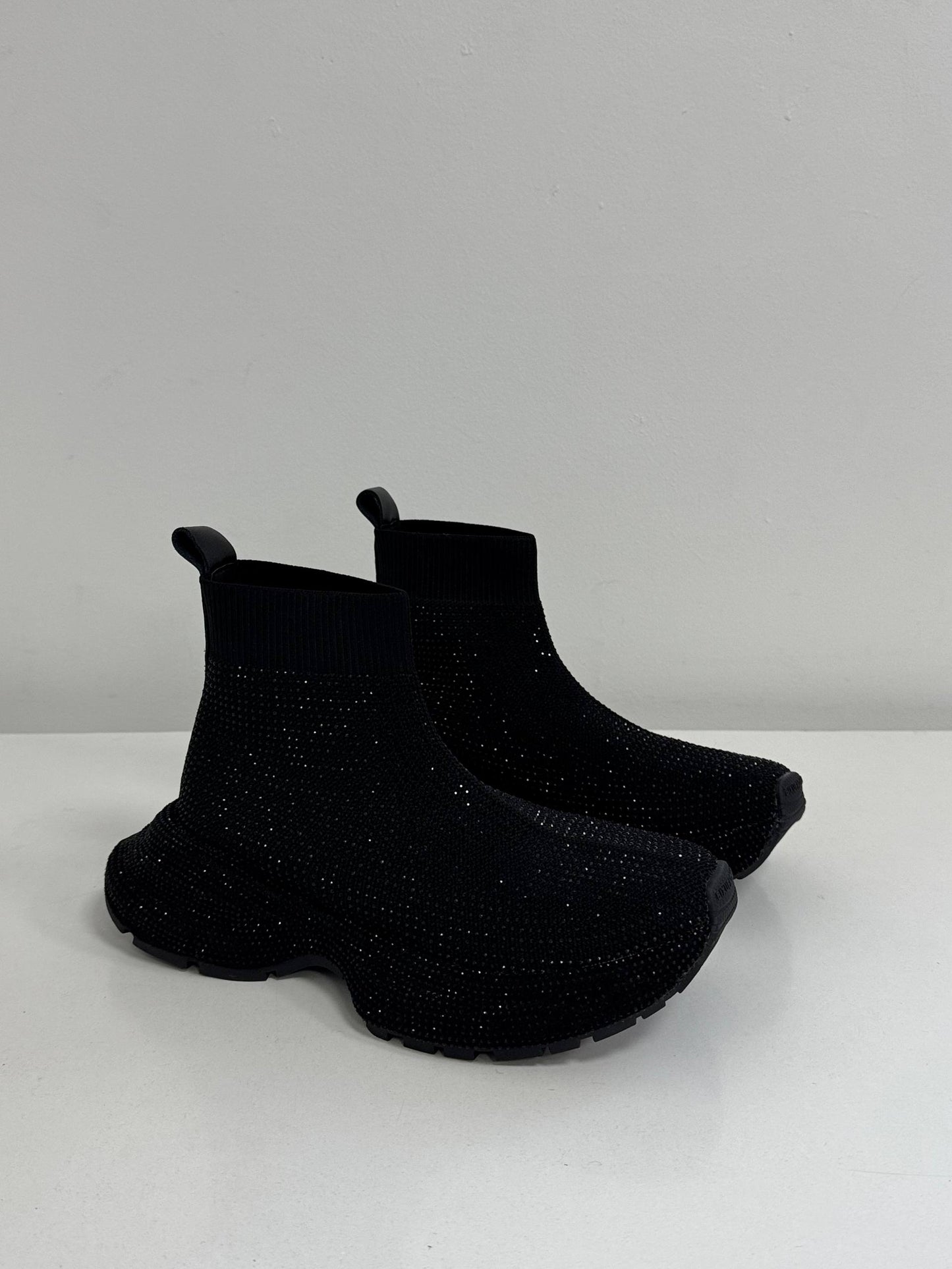 Mid-season sneakers, black