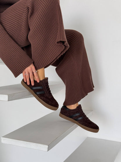 Modne sneakersy, czekolada