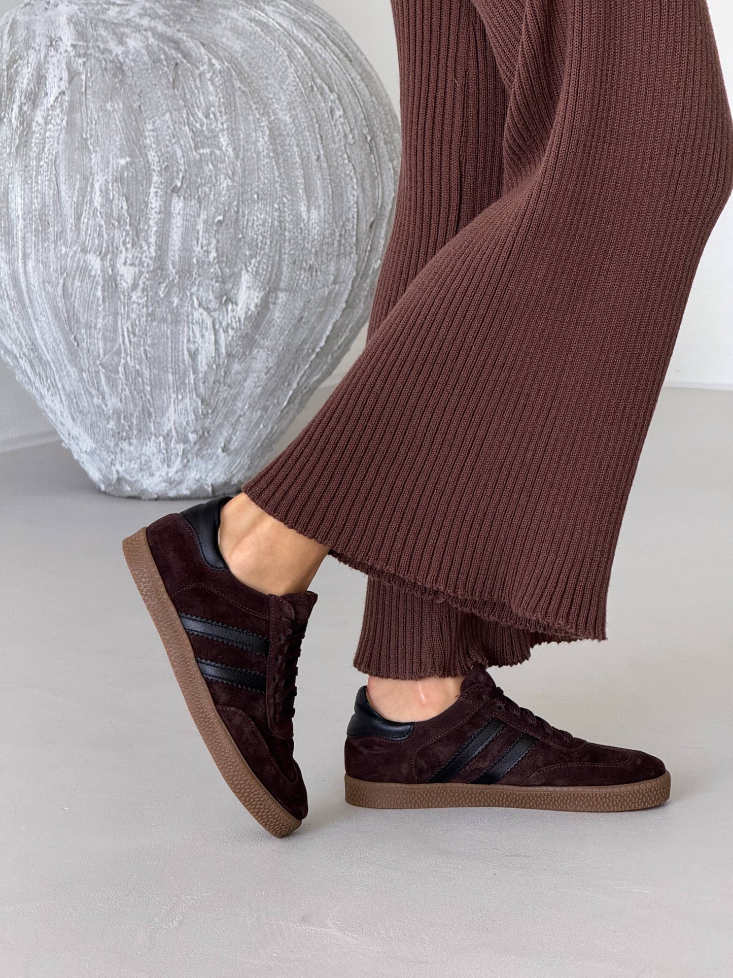 Modne sneakersy, czekolada