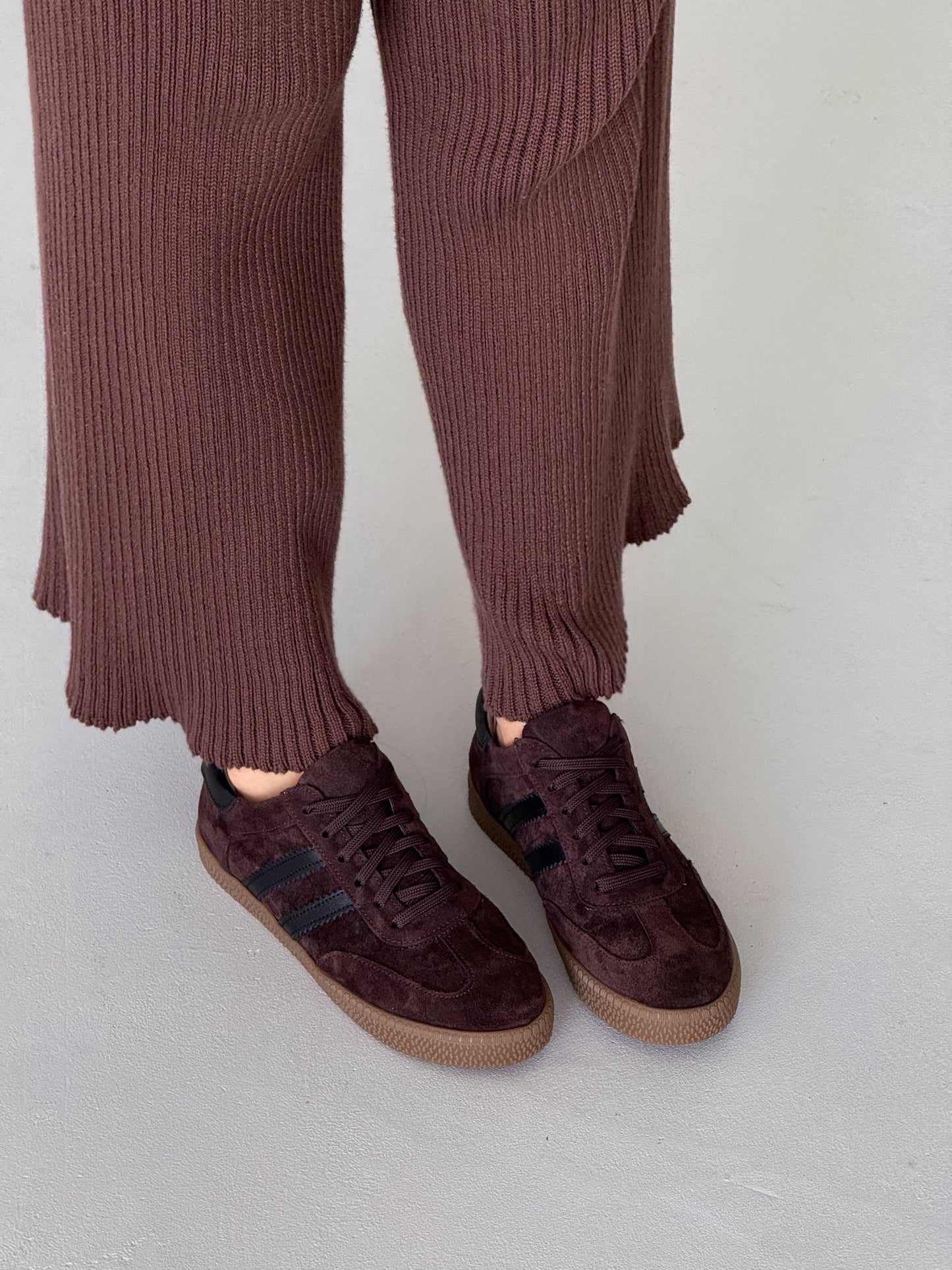Modne sneakersy, czekolada