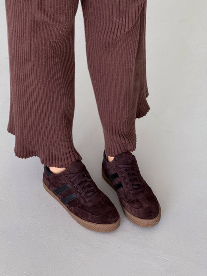 Modne sneakersy, czekolada