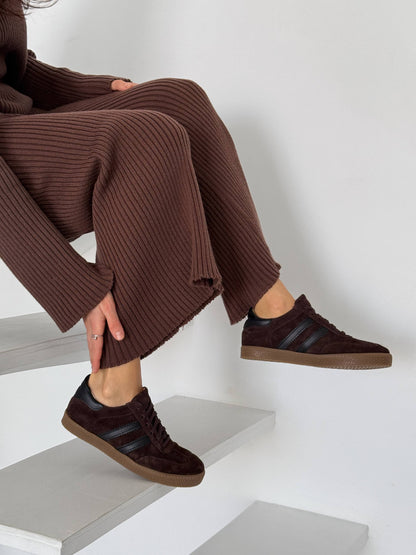 Modne sneakersy, czekolada