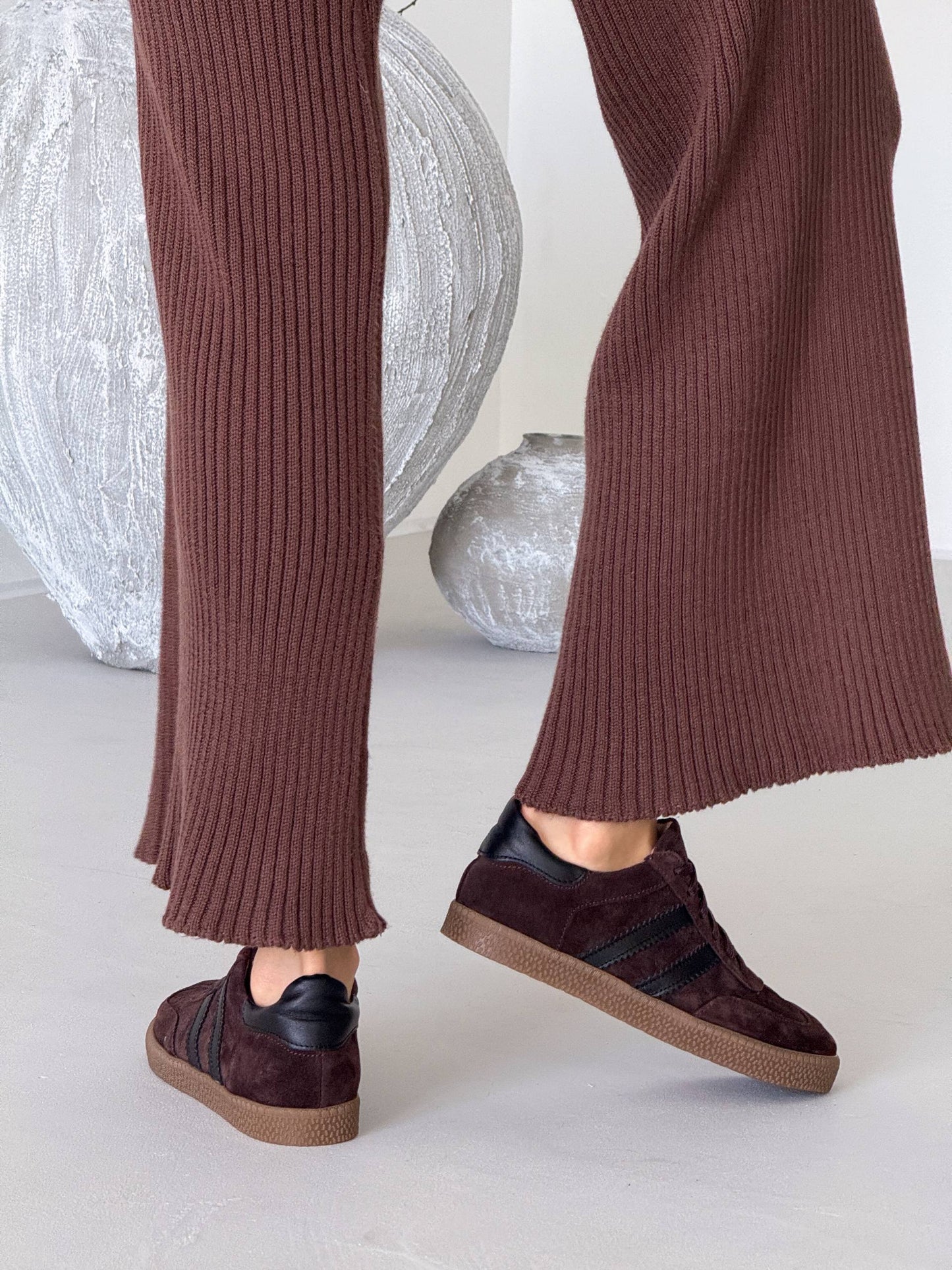 Modne sneakersy, czekolada