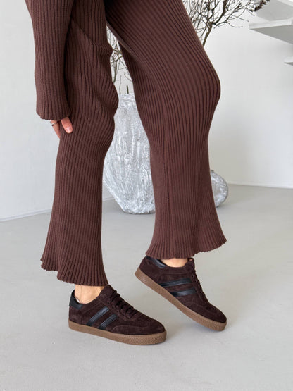 Modne sneakersy, czekolada