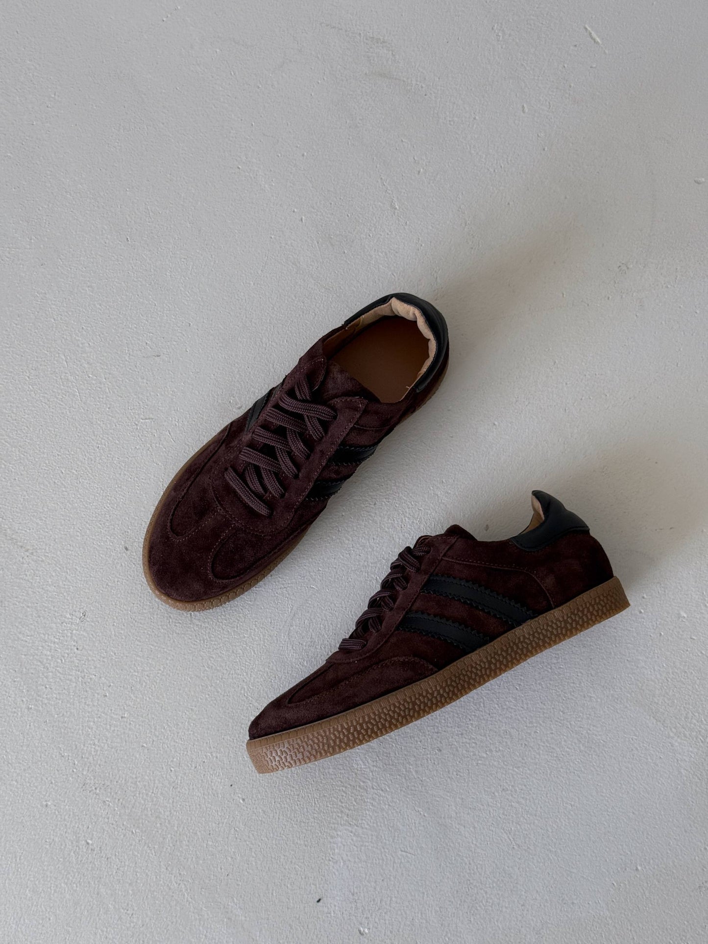 Modne sneakersy, czekolada
