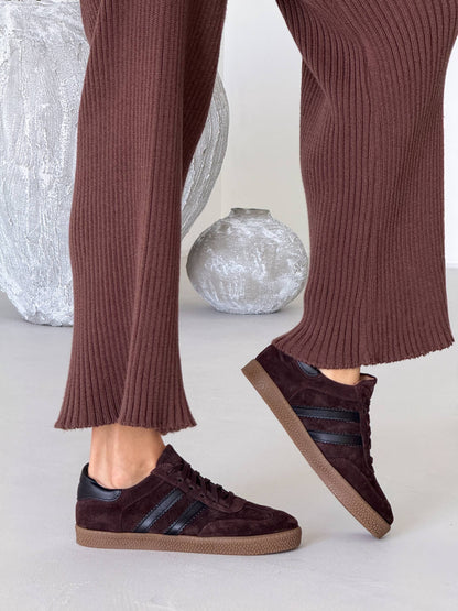 Modne sneakersy, czekolada