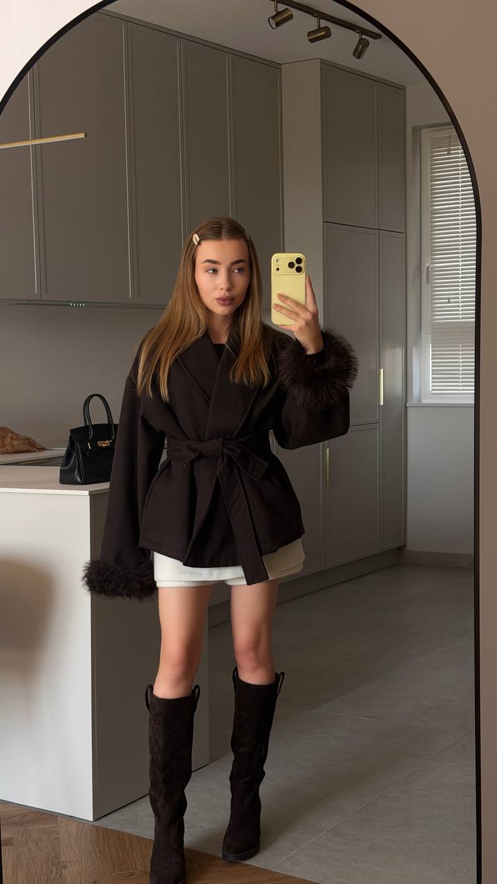 Пальто з хутряними манжетами
