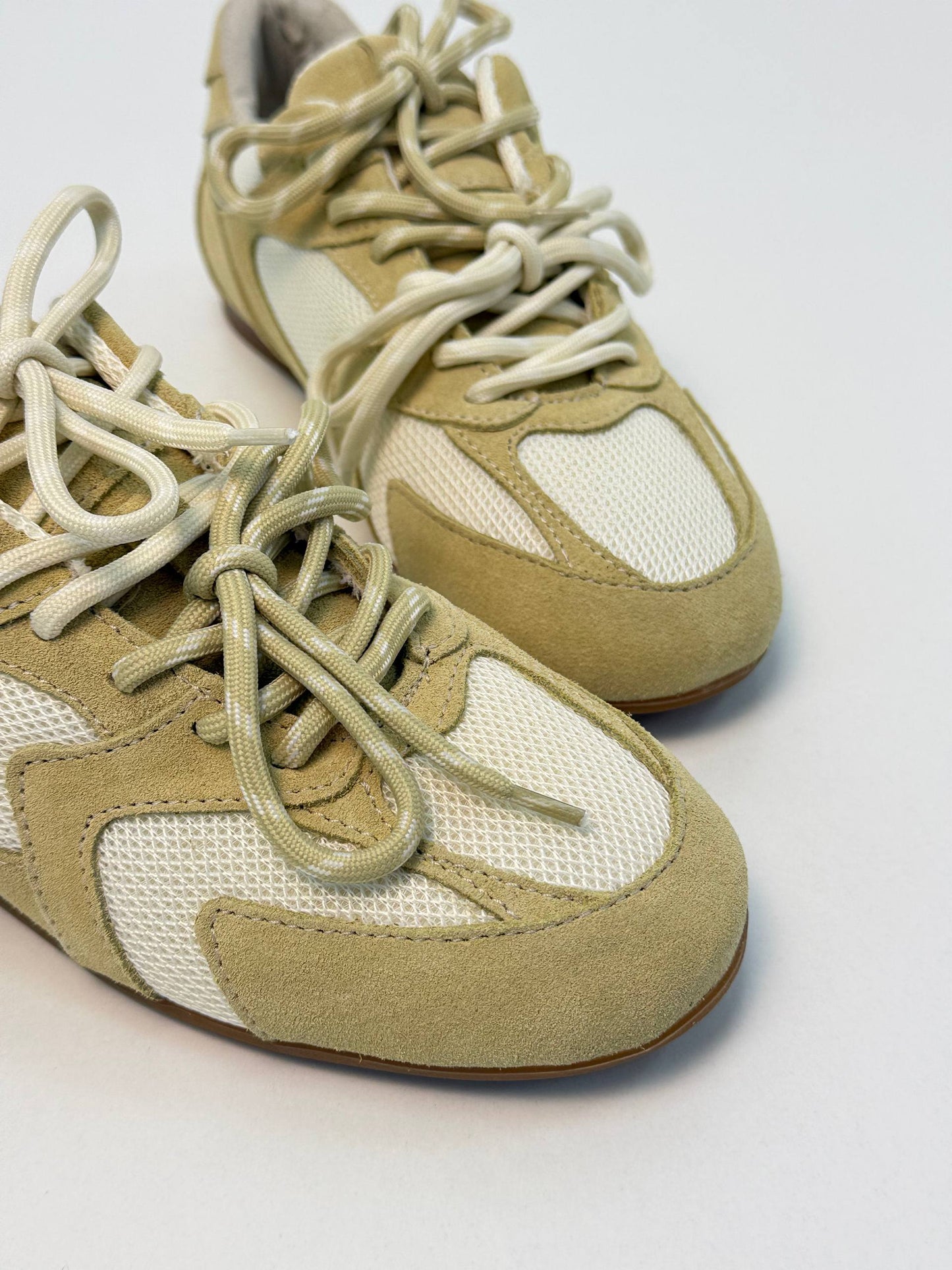 Double lacing sneakers, oiled