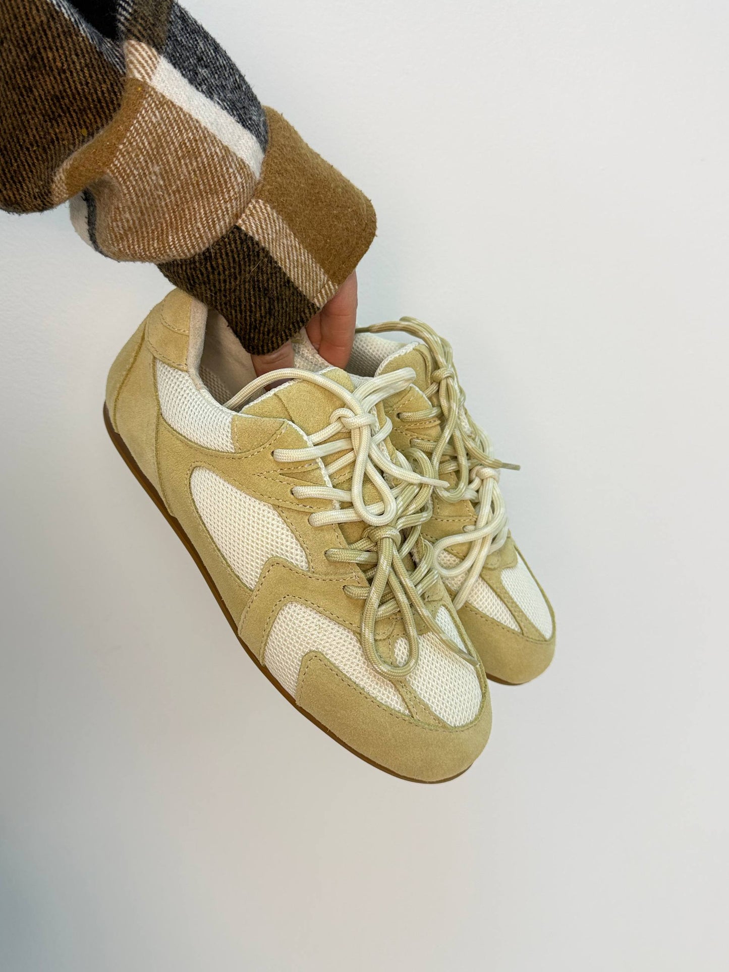 Double lacing sneakers, oiled