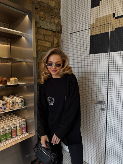 Luźny longsleeve z muszelkami