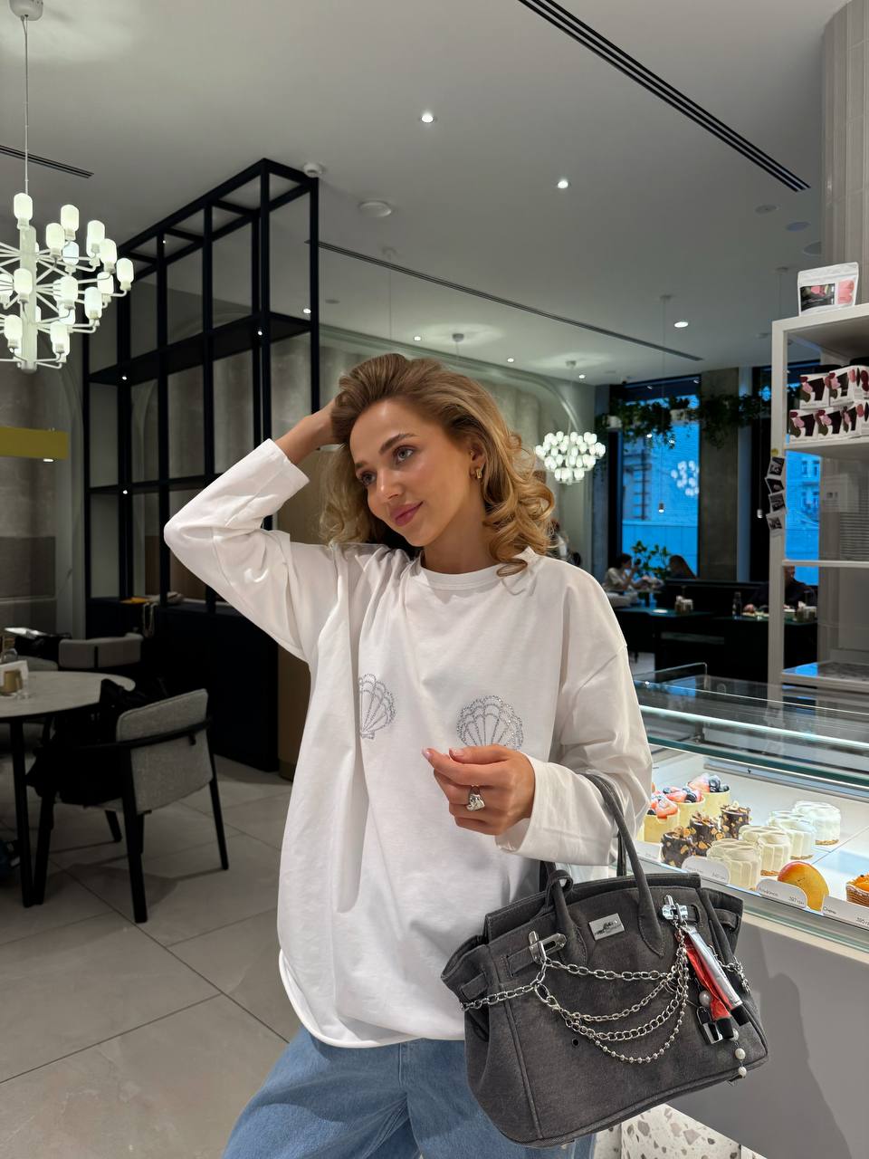 Luźny longsleeve z muszelkami