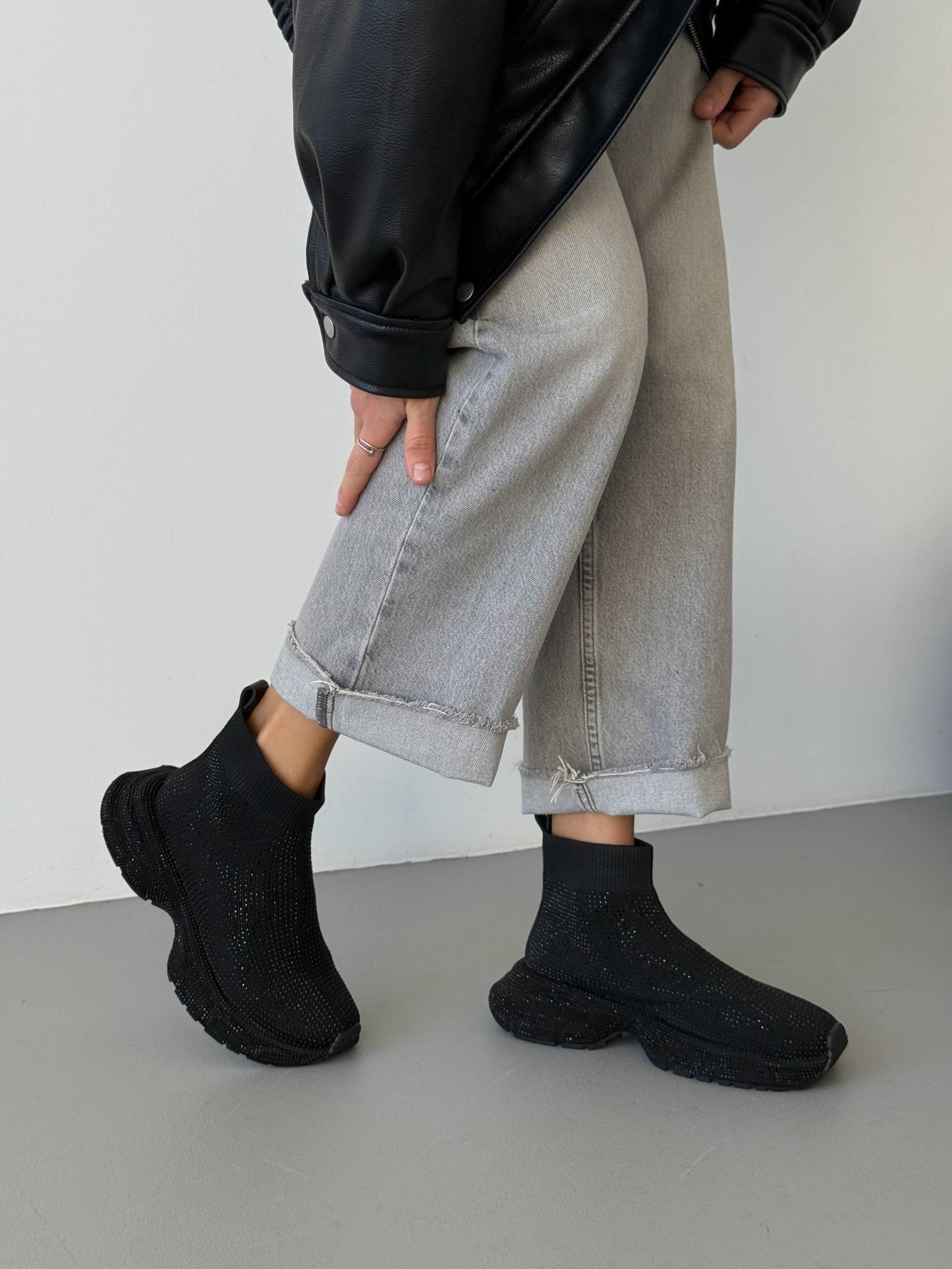 Mid-season sneakers, black