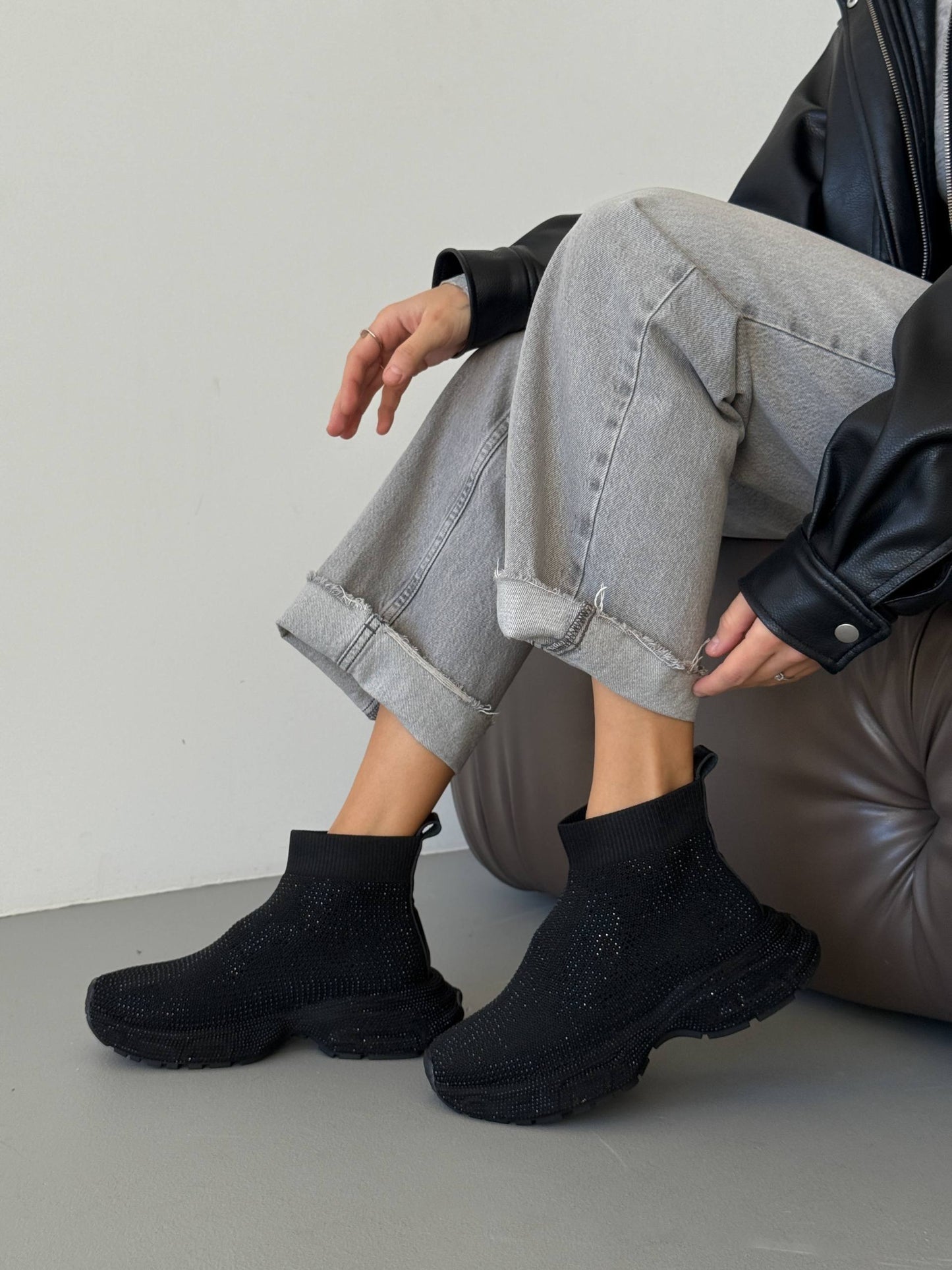 Mid-season sneakers, black