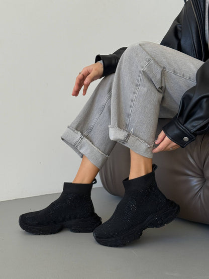 Mid-season sneakers, black