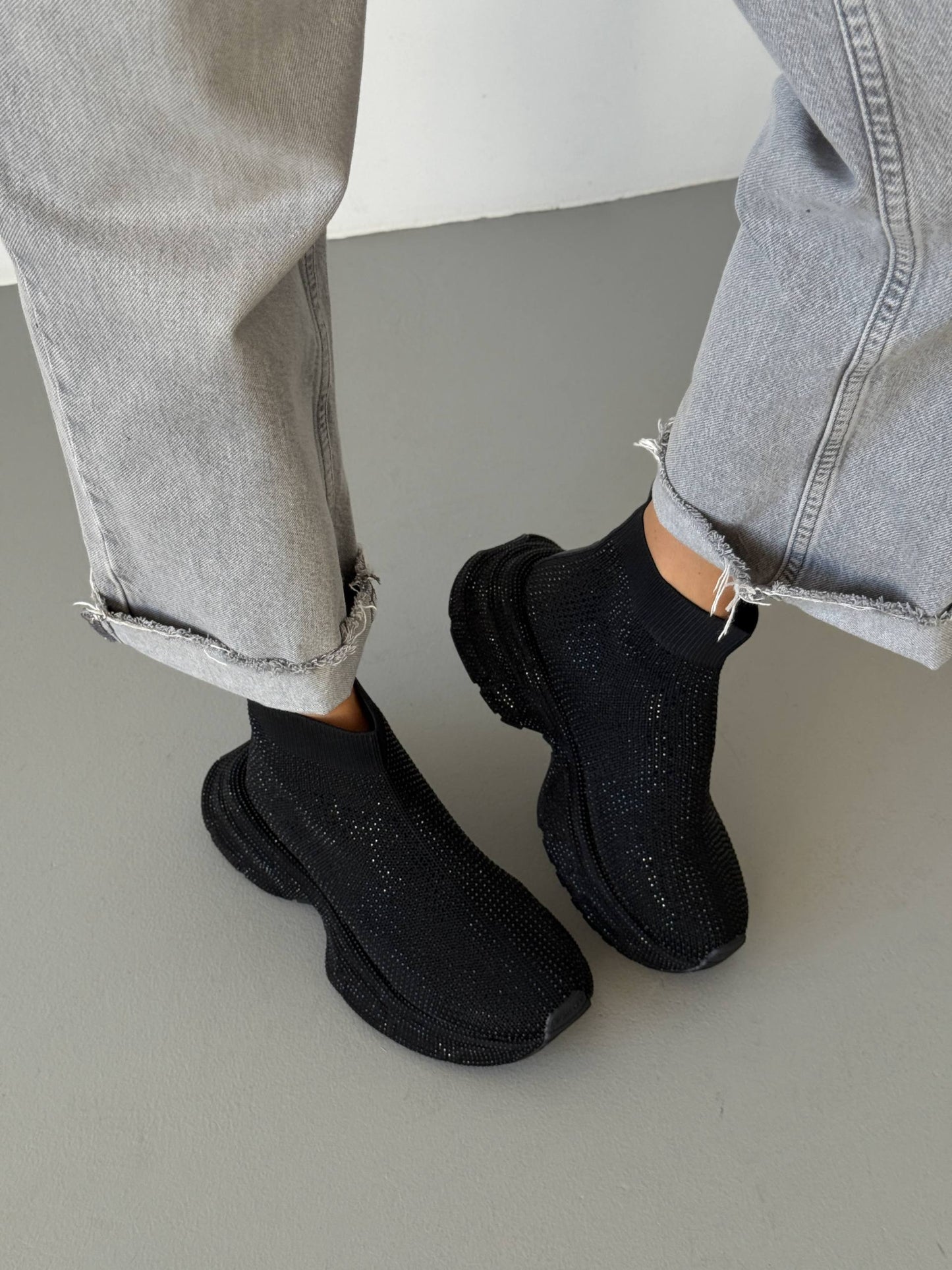 Mid-season sneakers, black