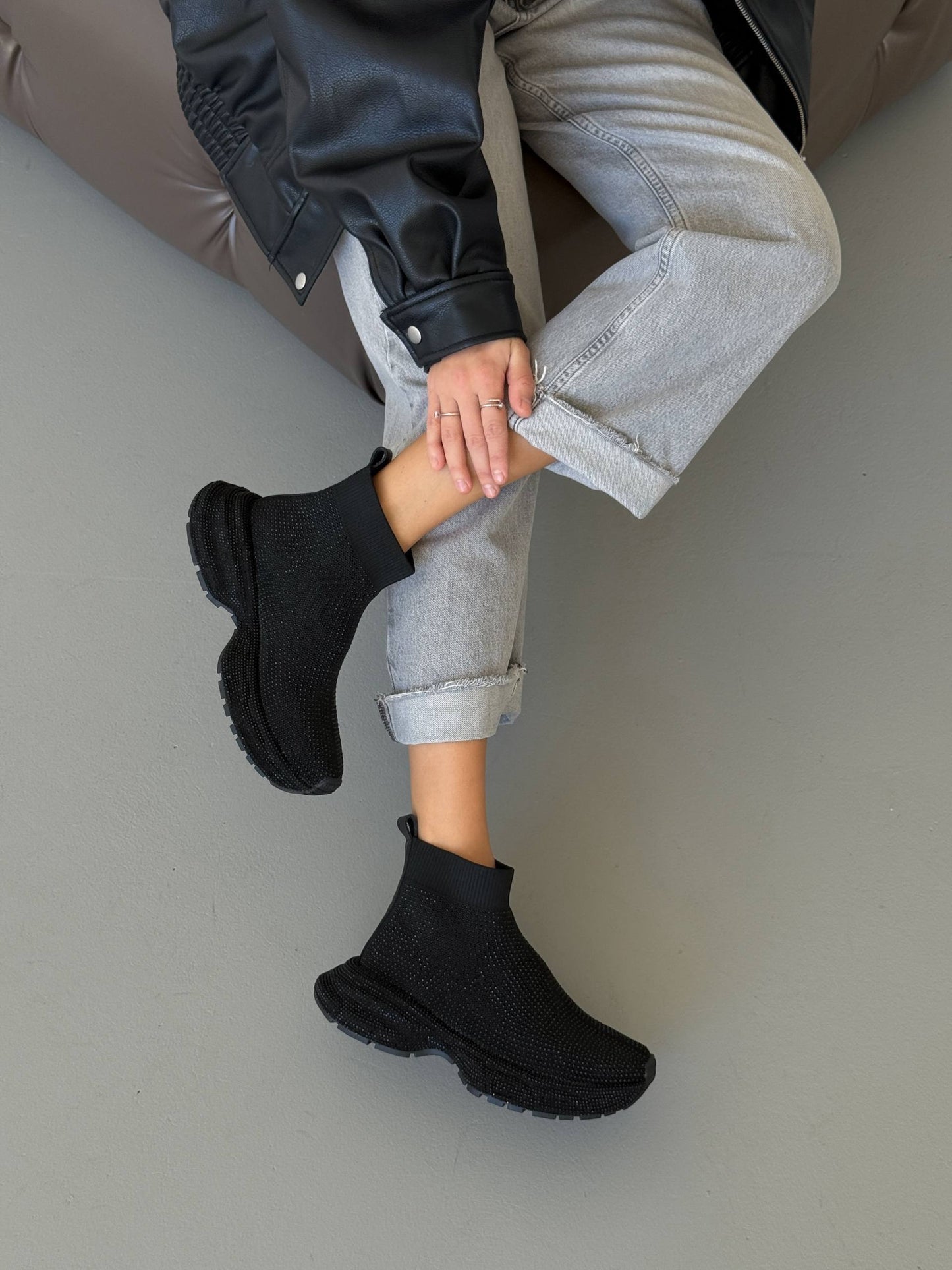 Mid-season sneakers, black