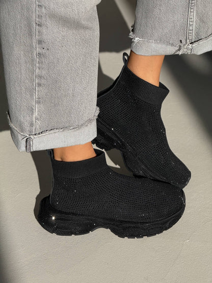 Mid-season sneakers, black