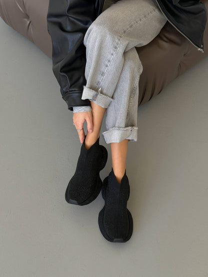 Mid-season sneakers, black