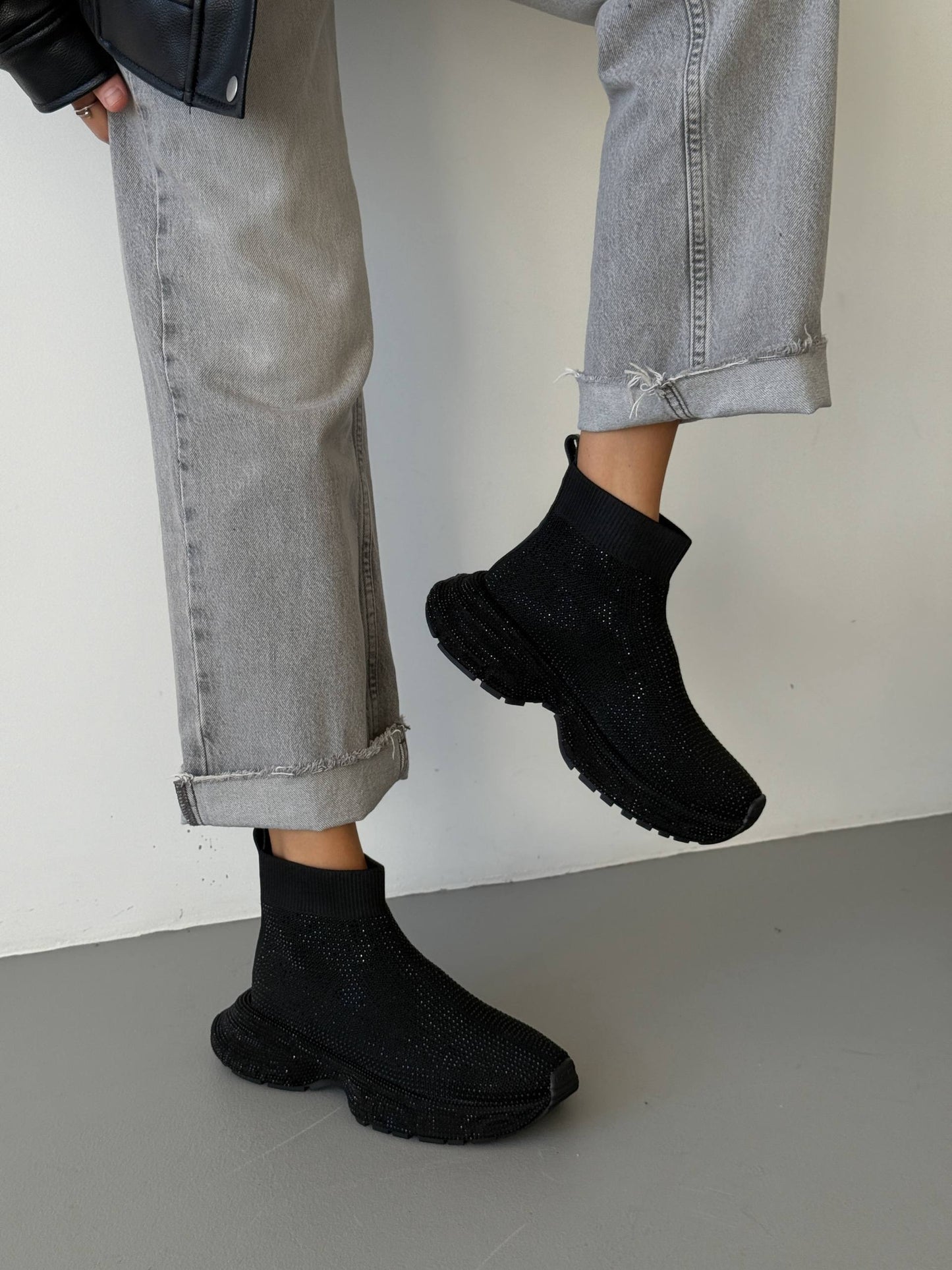 Mid-season sneakers, black