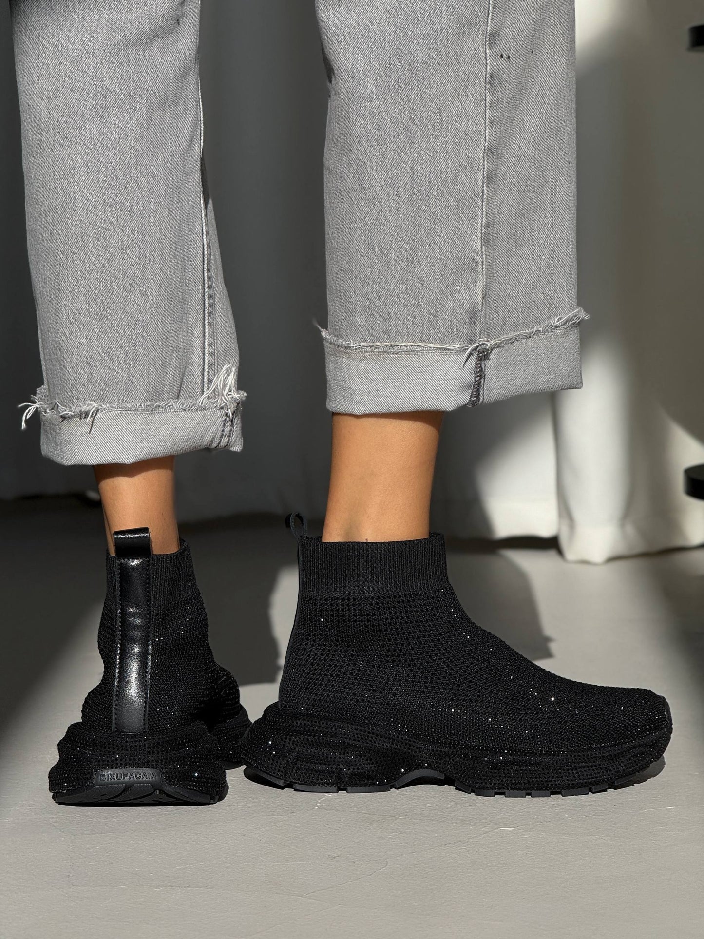 Mid-season sneakers, black