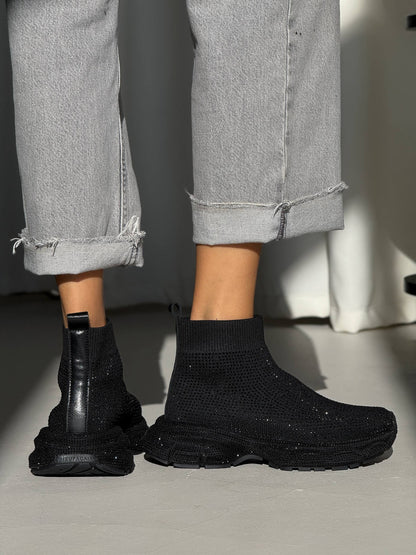 Mid-season sneakers, black