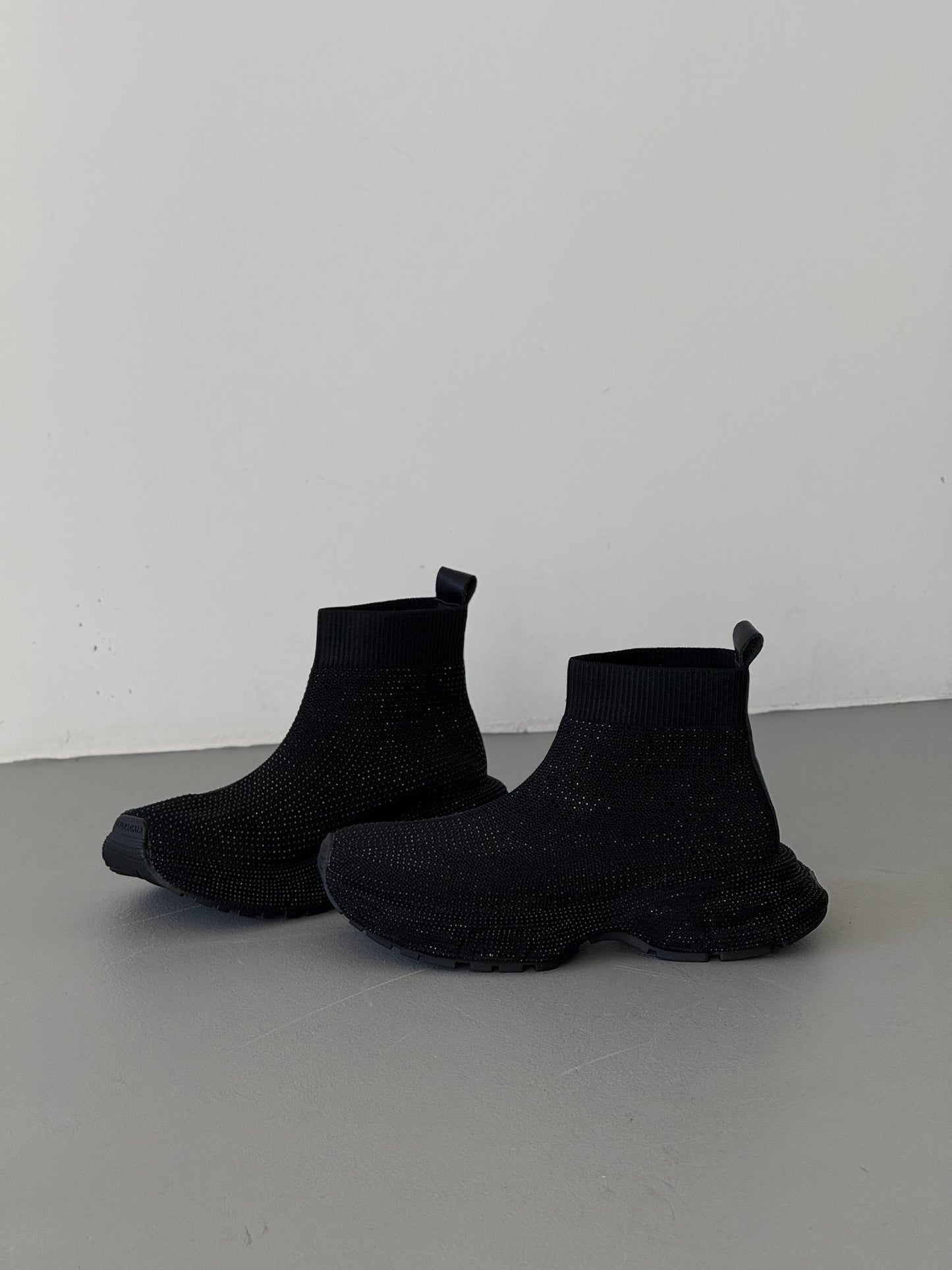 Mid-season sneakers, black