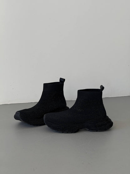 Mid-season sneakers, black