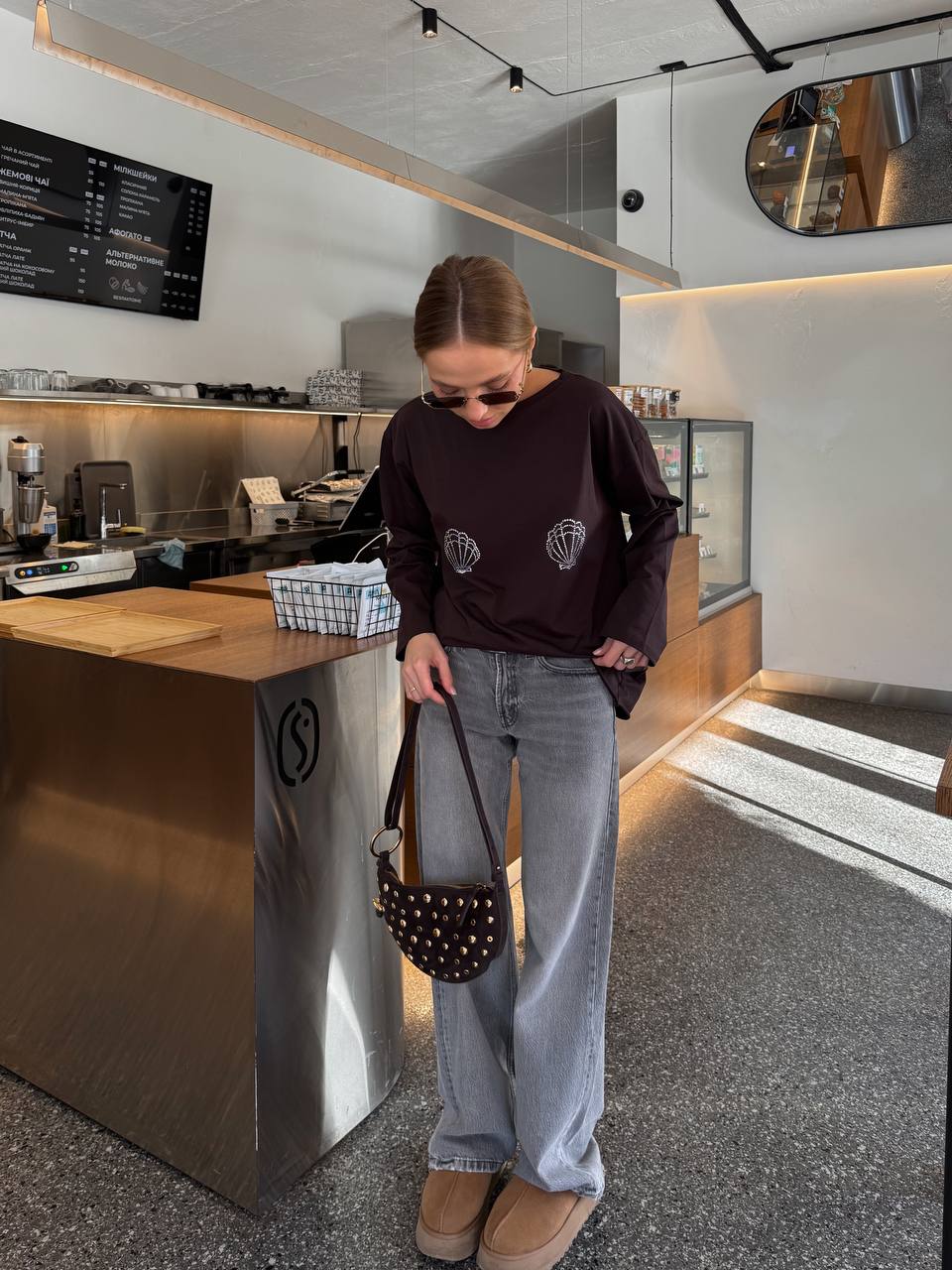 Luźny longsleeve z muszelkami