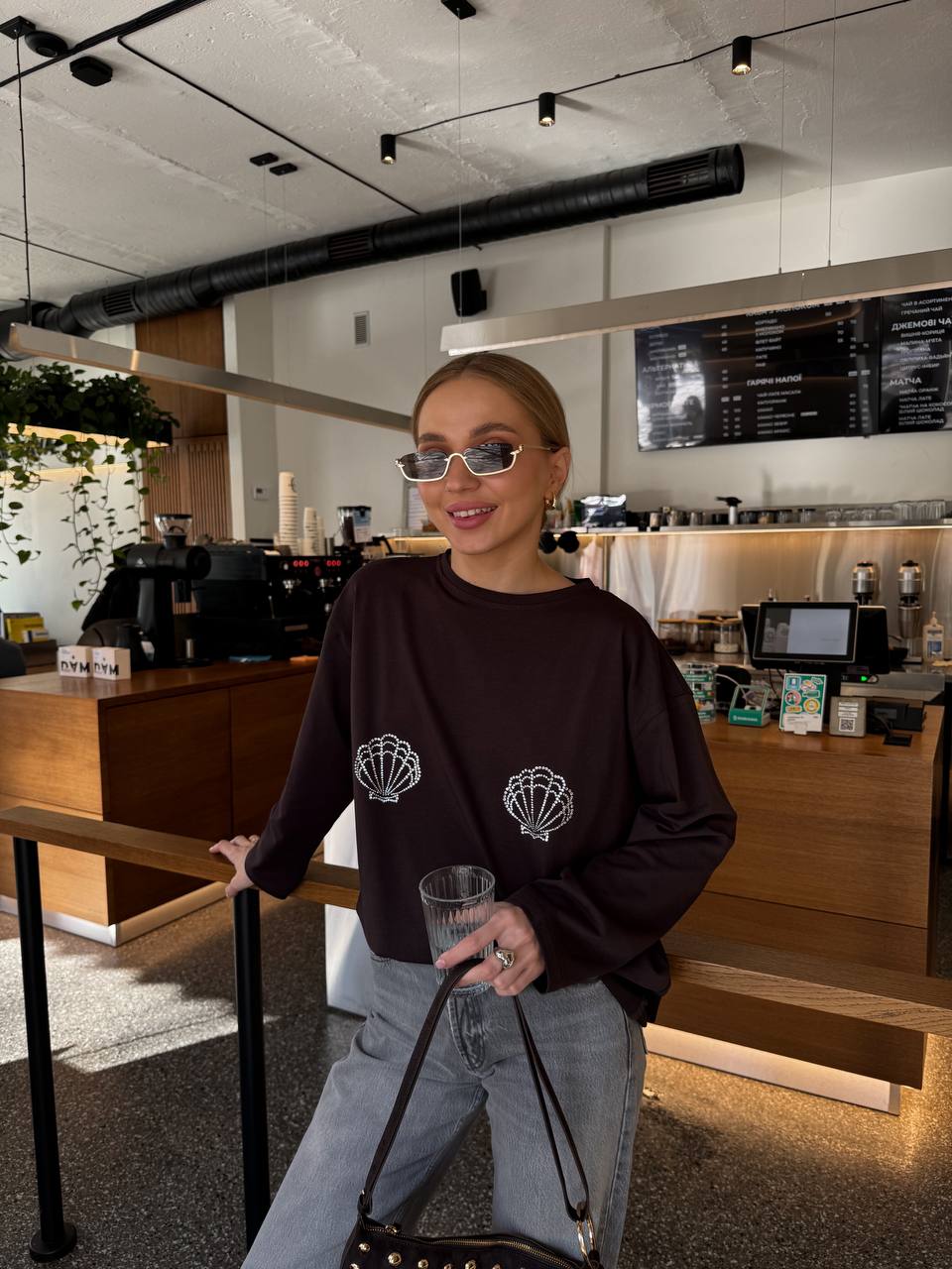 Luźny longsleeve z muszelkami