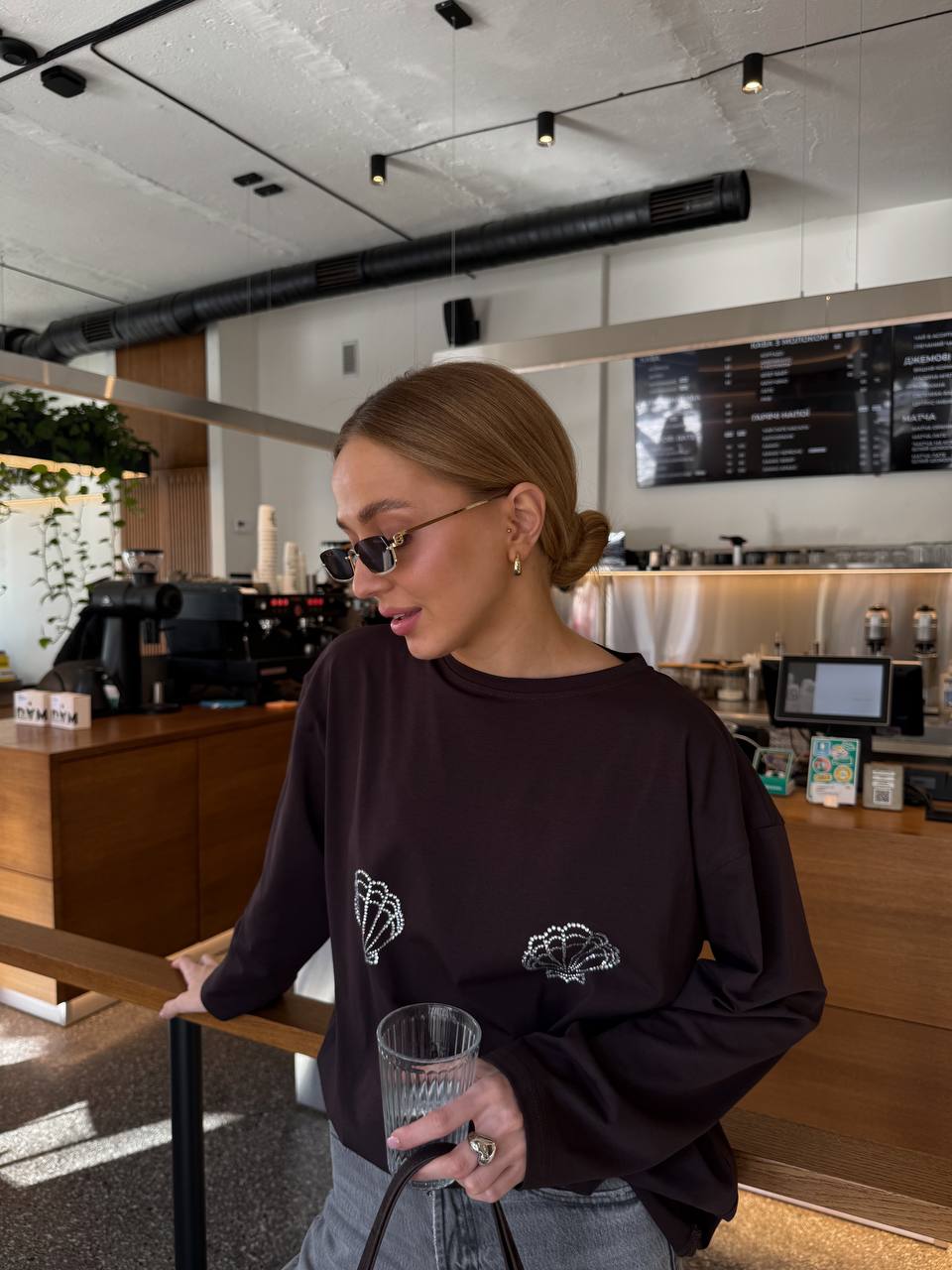 Luźny longsleeve z muszelkami