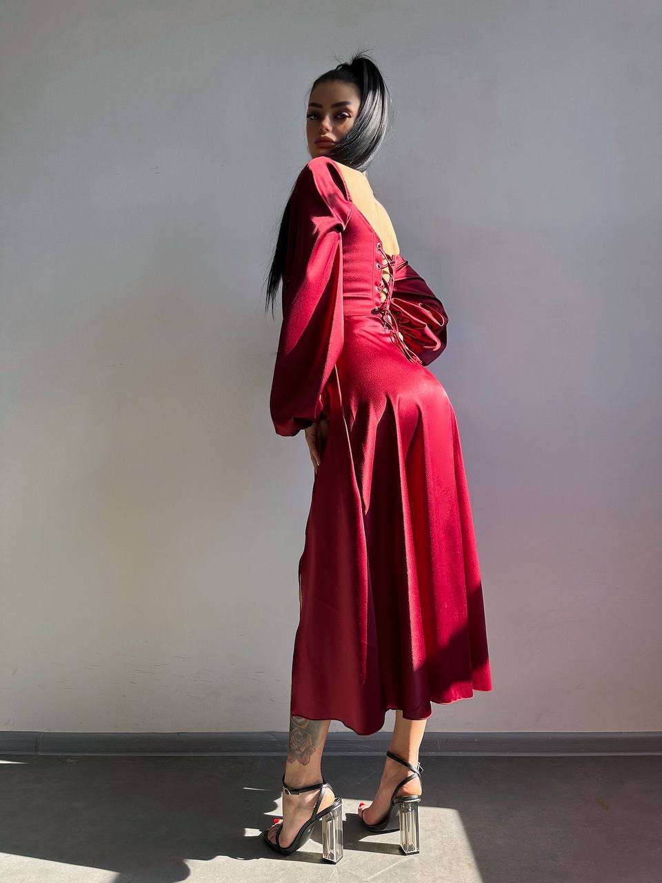 Elegancka sukienka midi z gorsetową górą
