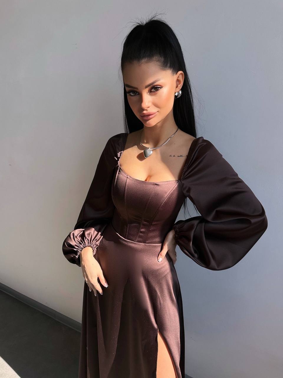 Elegancka sukienka midi z gorsetową górą