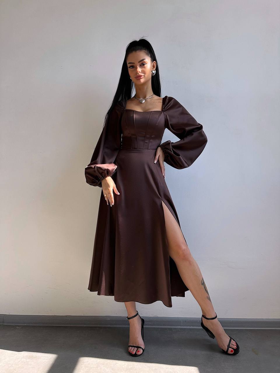 Elegancka sukienka midi z gorsetową górą