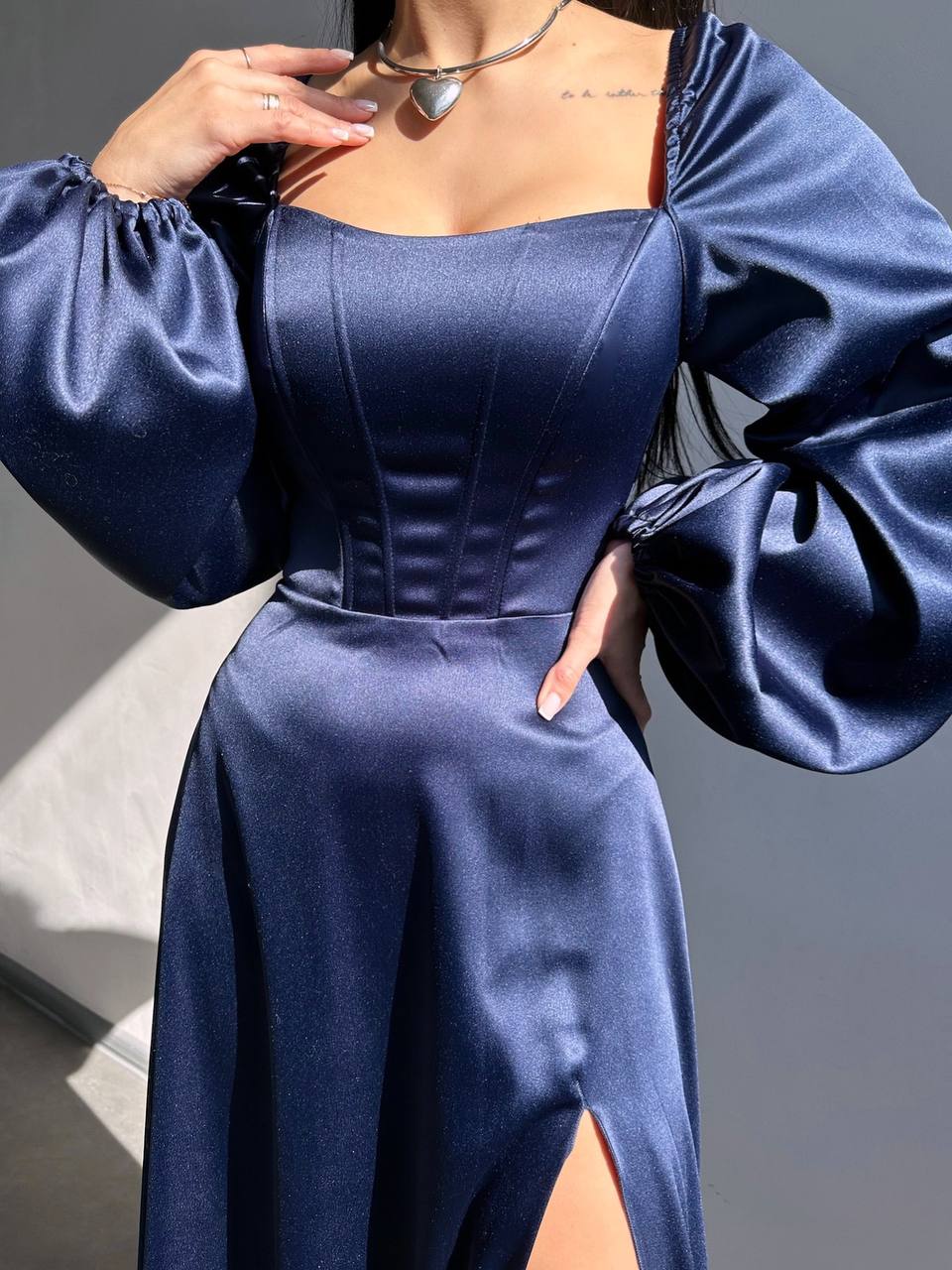 Elegancka sukienka midi z gorsetową górą