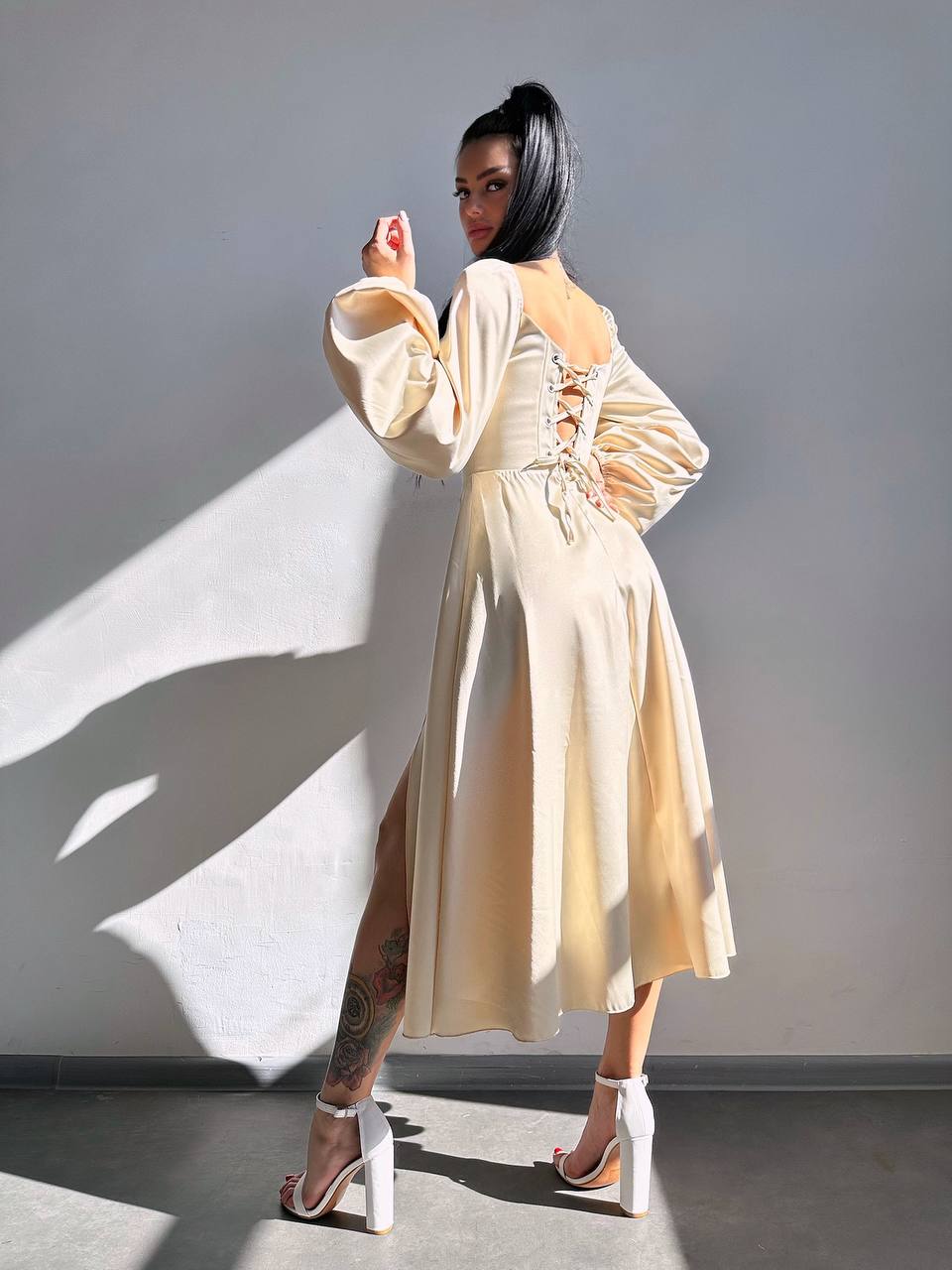 Elegancka sukienka midi z gorsetową górą