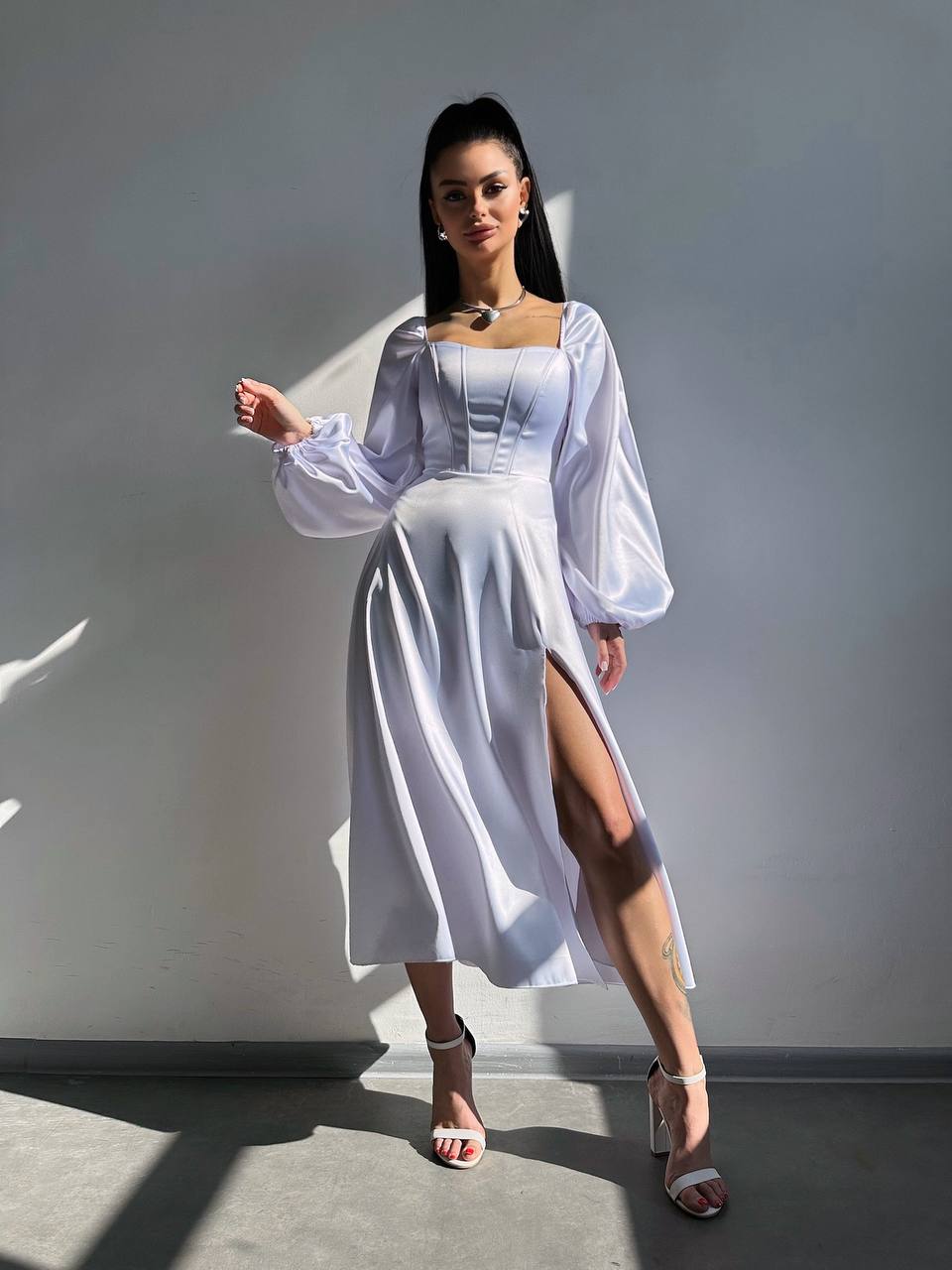 Elegancka sukienka midi z gorsetową górą