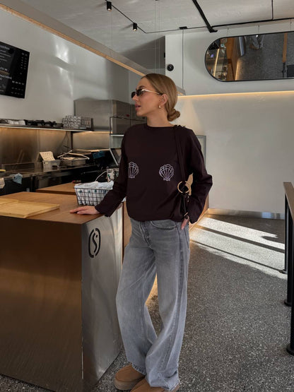 Luźny longsleeve z muszelkami